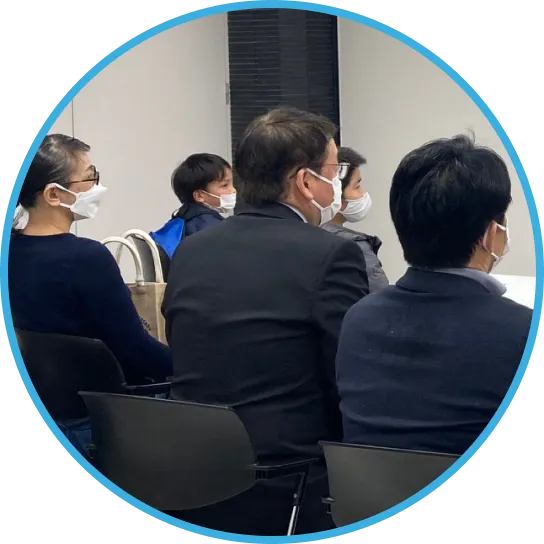 写真：元教師の下で勉強する教師志望者