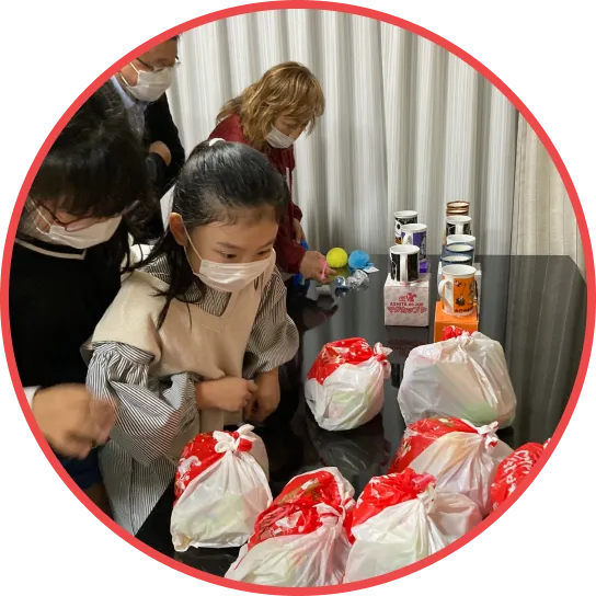 写真：保護者と過ごす子どもたち